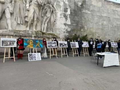 Bangladeshi expats organise poster exhibition at Eiffel Tower highlighting 1971 genocide by Pakistan Army | Bangladeshi expats organise poster exhibition at Eiffel Tower highlighting 1971 genocide by Pakistan Army