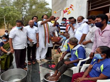 Telangana Congress chief honours sanitation workers | Telangana Congress chief honours sanitation workers