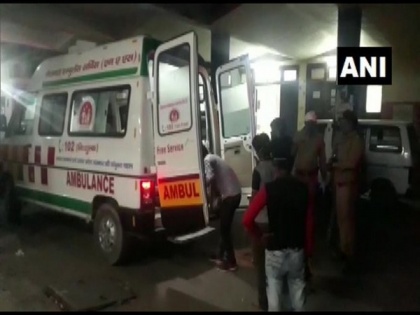 15 injured after bus carrying migrant labourers overturns in UP's Prayagraj | 15 injured after bus carrying migrant labourers overturns in UP's Prayagraj