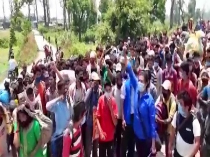 Stranded Nepali migrant workers protest against Nepal govt near border in U'khand | Stranded Nepali migrant workers protest against Nepal govt near border in U'khand