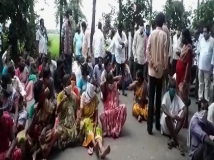Woman kills self over dowry demand by in-laws, family stages protest in Andhra | Woman kills self over dowry demand by in-laws, family stages protest in Andhra