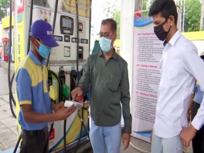 COVID-19: Pune petrol pump launches Atmanirbhar campaign to avoid contact between employees, customers | COVID-19: Pune petrol pump launches Atmanirbhar campaign to avoid contact between employees, customers