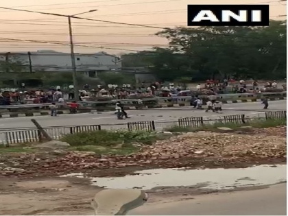 Migrants block road in Punjab's Ludhiana over unavailability of ration | Migrants block road in Punjab's Ludhiana over unavailability of ration
