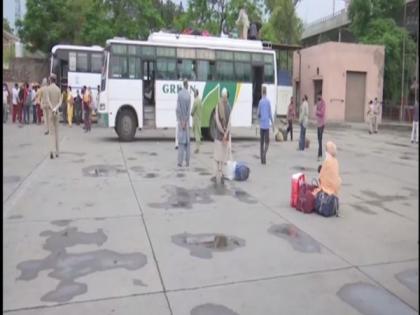 372 stranded Kashmiris leave Amritsar in 7 buses | 372 stranded Kashmiris leave Amritsar in 7 buses