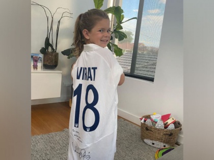 We have one very happy girl here: Warner's daughter elated after getting Kohli's jersey | We have one very happy girl here: Warner's daughter elated after getting Kohli's jersey