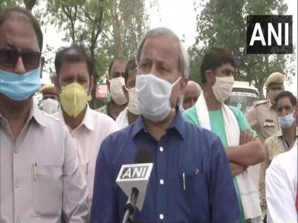 135 buses with migrants waiting for UP govt's nod | 135 buses with migrants waiting for UP govt's nod 135 buses with migrants waiting for UP govt's nod | 135 buses with migrants waiting for UP govt's nod