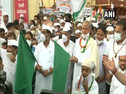 Ashok Gehlot flags off 'padyatra' to mark 91st anniversary of Dandi March | Ashok Gehlot flags off 'padyatra' to mark 91st anniversary of Dandi March