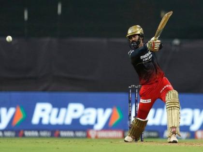 IPL 2022: RCB skipper du Plessis feels 'lucky' to have Dinesh Karthik on his side | IPL 2022: RCB skipper du Plessis feels 'lucky' to have Dinesh Karthik on his side