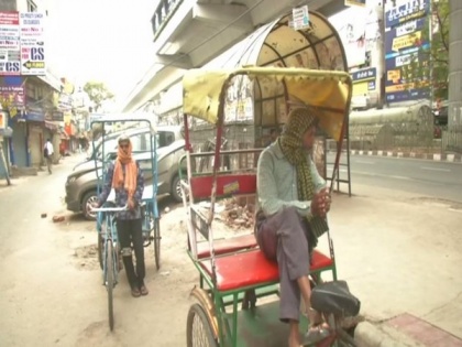Difficult times for rickshaw pullers in Delhi amid nationwide lockdown | Difficult times for rickshaw pullers in Delhi amid nationwide lockdown
