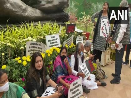 Winter session: Suspended Rajya Sabha MPs sit on protest in front of Gandhi statue | Winter session: Suspended Rajya Sabha MPs sit on protest in front of Gandhi statue