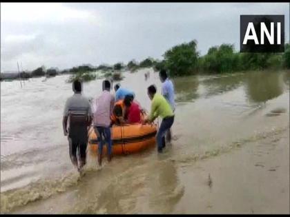 Maharashtra rains: SDRF personnel rescue people from flood-affected villages in Chandrapur | Maharashtra rains: SDRF personnel rescue people from flood-affected villages in Chandrapur