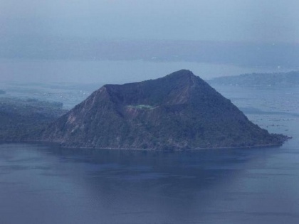 Nearly 8,000 Philipinos evacuated, flights grounded as volcano erupts near Mla | Nearly 8,000 Philipinos evacuated, flights grounded as volcano erupts near Mla