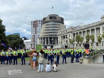 New Zealand police arrest 120 demonstrators against vaccine mandate | New Zealand police arrest 120 demonstrators against vaccine mandate