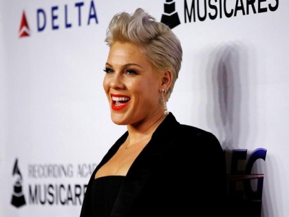 P!NK cuts her hair while drinking during coronavirus quarantine | P!NK cuts her hair while drinking during coronavirus quarantine