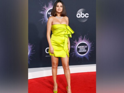 Selena Gomez makes red carpet comeback at 2019 AMAs in fluorescent green outfit! | Selena Gomez makes red carpet comeback at 2019 AMAs in fluorescent green outfit!