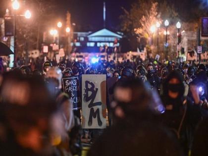 4 stabbed, 2 cops injured during clashes between Trump supporters, opponents in Washington | 4 stabbed, 2 cops injured during clashes between Trump supporters, opponents in Washington 4 stabbed, 2 cops injured during clashes between Trump supporters, opponents in Washington | 4 stabbed, 2 cops injured during clashes between Trump supporters, opponents in Washington