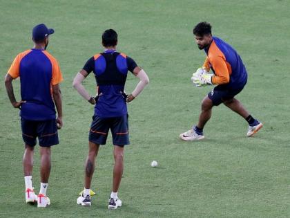 T20 WC: Mentor Dhoni fine tunes Rishabh Pant's wicket-keeping skills | T20 WC: Mentor Dhoni fine tunes Rishabh Pant's wicket-keeping skills