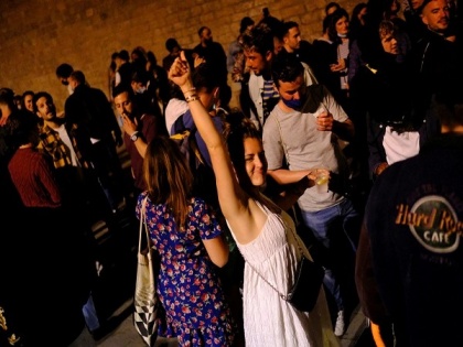 Spain celebrates end of COVID curfew with street parties | Spain celebrates end of COVID curfew with street parties