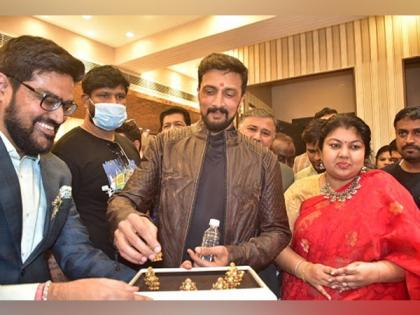 Arjunaa Vara Jewellers celebrates first anniversary; Kichcha Sudeepa cheers for a 'Golden Year' | Arjunaa Vara Jewellers celebrates first anniversary; Kichcha Sudeepa cheers for a 'Golden Year'