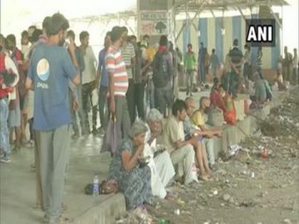 Over 250 migrant workers provided food in Mumbai amid lockdown | Over 250 migrant workers provided food in Mumbai amid lockdown Over 250 migrant workers provided food in Mumbai amid lockdown | Over 250 migrant workers provided food in Mumbai amid lockdown