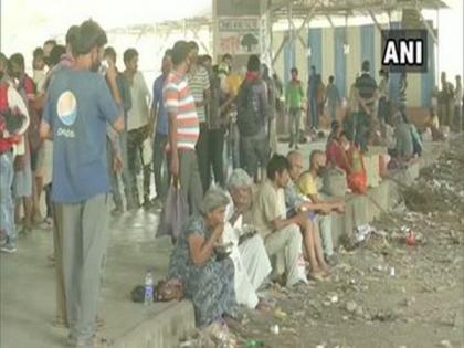 Over 250 migrant workers provided food in Mumbai amid lockdown | Over 250 migrant workers provided food in Mumbai amid lockdown