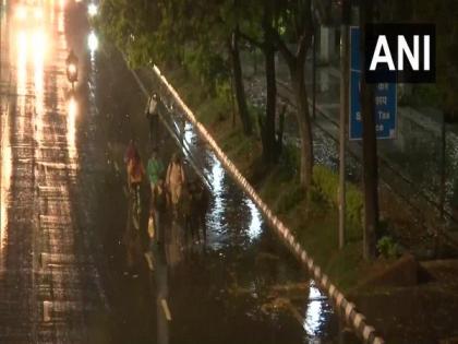 Heavy rain lashes parts of Delhi | Heavy rain lashes parts of Delhi