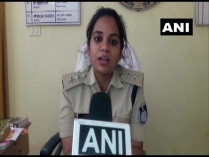MP cops held hostage amid liquor raid | MP cops held hostage amid liquor raid MP cops held hostage amid liquor raid | MP cops held hostage amid liquor raid