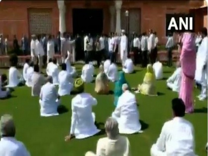 Rajasthan: Congress MLAs supporting CM Gehlot raise slogans for Assembly session at Raj Bhawan | Rajasthan: Congress MLAs supporting CM Gehlot raise slogans for Assembly session at Raj Bhawan