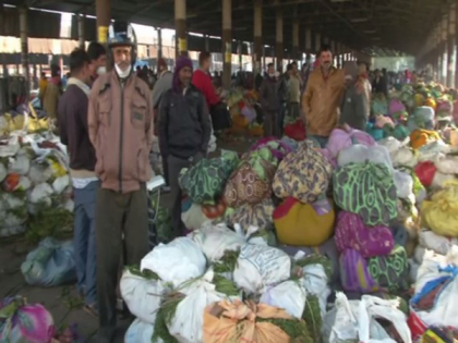 Farmers facing problems to sell their products in Rajkot | Farmers facing problems to sell their products in Rajkot Farmers facing problems to sell their products in Rajkot | Farmers facing problems to sell their products in Rajkot