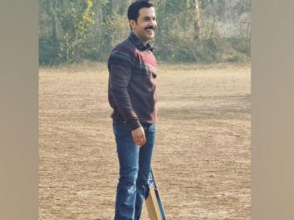 Rajkummar Rao enjoys a game of cricket on sets of 'Badhaai Do' | Rajkummar Rao enjoys a game of cricket on sets of 'Badhaai Do'