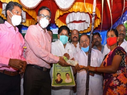 Family card holders in Tamil Nadu's Rameswaram get Pongal gift packages | Family card holders in Tamil Nadu's Rameswaram get Pongal gift packages