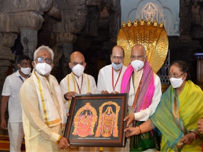 President Kovind offers prayers at Sri Venkateswara Swamy Temple in Andhra Pradesh | President Kovind offers prayers at Sri Venkateswara Swamy Temple in Andhra Pradesh