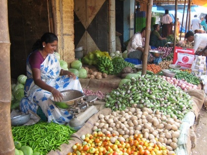 Ghazipur vegetable market witnesses drop in customers amid national lockdown | Ghazipur vegetable market witnesses drop in customers amid national lockdown