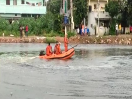 Man washed away into Hyderabad's Saroornagar tank in heavy rains, body recovered 20 hours later | Man washed away into Hyderabad's Saroornagar tank in heavy rains, body recovered 20 hours later