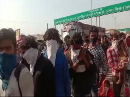 Migrant workers break police barricades at UP-MP border | Migrant workers break police barricades at UP-MP border Migrant workers break police barricades at UP-MP border | Migrant workers break police barricades at UP-MP border