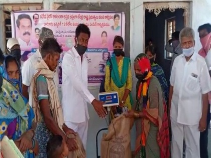 Congress MLA distributes 12kg rice to migrant workers in Telangana's Narayanpet district | Congress MLA distributes 12kg rice to migrant workers in Telangana's Narayanpet district