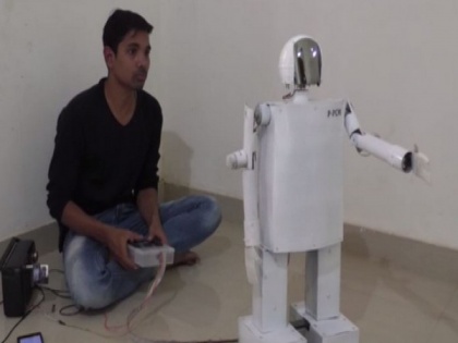 Chhattisgarh : Engineering student makes robot to help doctors treating COVID-19 patients | Chhattisgarh : Engineering student makes robot to help doctors treating COVID-19 patients