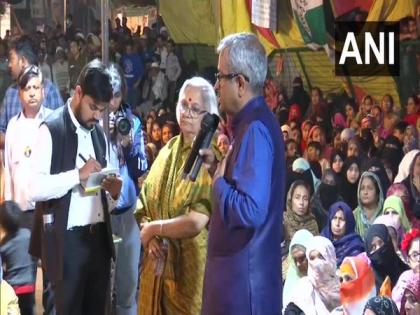 SC interlocuters visit Shaheen Bagh to meet anti CAA protestors | SC interlocuters visit Shaheen Bagh to meet anti CAA protestors SC interlocuters visit Shaheen Bagh to meet anti CAA protestors | SC interlocuters visit Shaheen Bagh to meet anti CAA protestors