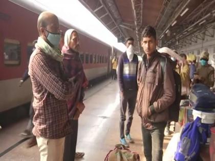 People at Patna railway station flout COVID norms, avoid wearing masks | People at Patna railway station flout COVID norms, avoid wearing masks