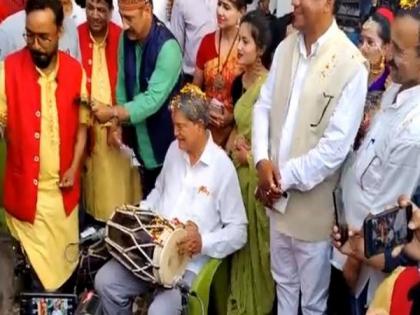 On Holi, Harish Rawat tries his hands at playing 'dholak' | On Holi, Harish Rawat tries his hands at playing 'dholak'