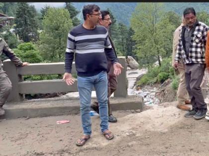 Wearing slippers, Manali SDM makes way for deluge-struck 4,500 vehicles | Wearing slippers, Manali SDM makes way for deluge-struck 4,500 vehicles Wearing slippers, Manali SDM makes way for deluge-struck 4,500 vehicles | Wearing slippers, Manali SDM makes way for deluge-struck 4,500 vehicles