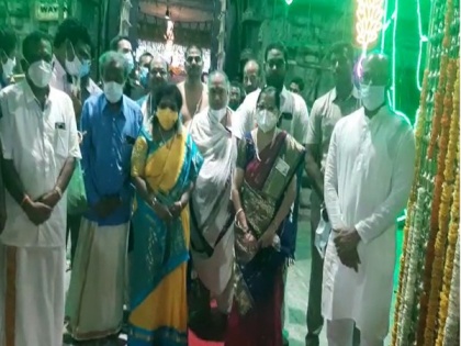 Telangana Governor offers prayers at Andhra's Tiruchanur temple | Telangana Governor offers prayers at Andhra's Tiruchanur temple