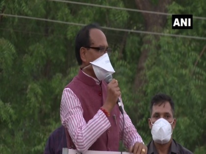 Shivraj Singh Chouhan holds roadshow to raise awareness over COVID-19 appropriate behaviour in Bhopal | Shivraj Singh Chouhan holds roadshow to raise awareness over COVID-19 appropriate behaviour in Bhopal