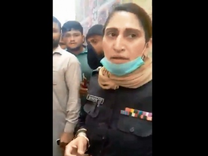 Mosque-goers assault woman cop in Karachi for imposing coronavirus lockdown | Mosque-goers assault woman cop in Karachi for imposing coronavirus lockdown