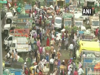 COVID-19: Hundreds of people flock social distancing norms at Cotton Market in Nagpur | COVID-19: Hundreds of people flock social distancing norms at Cotton Market in Nagpur