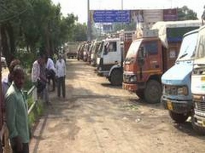 Transporters say face problem supplying essential goods, only 15 pc trucks are on roads | Transporters say face problem supplying essential goods, only 15 pc trucks are on roads