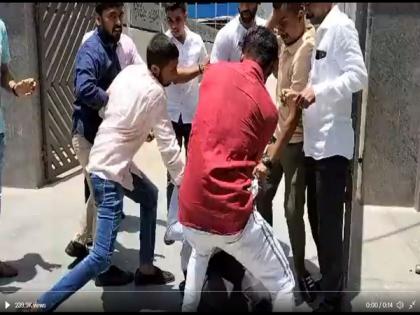 Gujarat: Scuffle breaks out between BJP, AAP workers in Surat | Gujarat: Scuffle breaks out between BJP, AAP workers in Surat