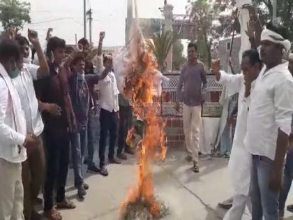 Pilot's supporters burn Gehlot's effigy in Tonk | Pilot's supporters burn Gehlot's effigy in Tonk