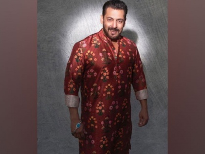 Salman Khan wishes 'Happy Diwali' to fans in dapper Kurta Pyjama look | Salman Khan wishes 'Happy Diwali' to fans in dapper Kurta Pyjama look