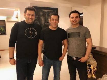 Salman Khan lauds Gurugram-based Elan Group for adopting flood-affected Khidrapur village | Salman Khan lauds Gurugram-based Elan Group for adopting flood-affected Khidrapur village Salman Khan lauds Gurugram-based Elan Group for adopting flood-affected Khidrapur village | Salman Khan lauds Gurugram-based Elan Group for adopting flood-affected Khidrapur village